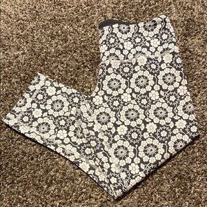 LULULEMON. Women’s leggings.